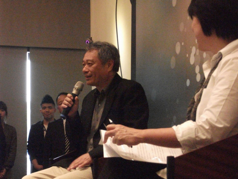 因「少年Pi的奇幻漂流」1片奪下這屆奧斯卡最佳導演獎的李安(左)，今（9）日下午獲文化部長龍應台之邀，出席「台灣影視新亮點」記者會。圖：涂鉅旻/攝   