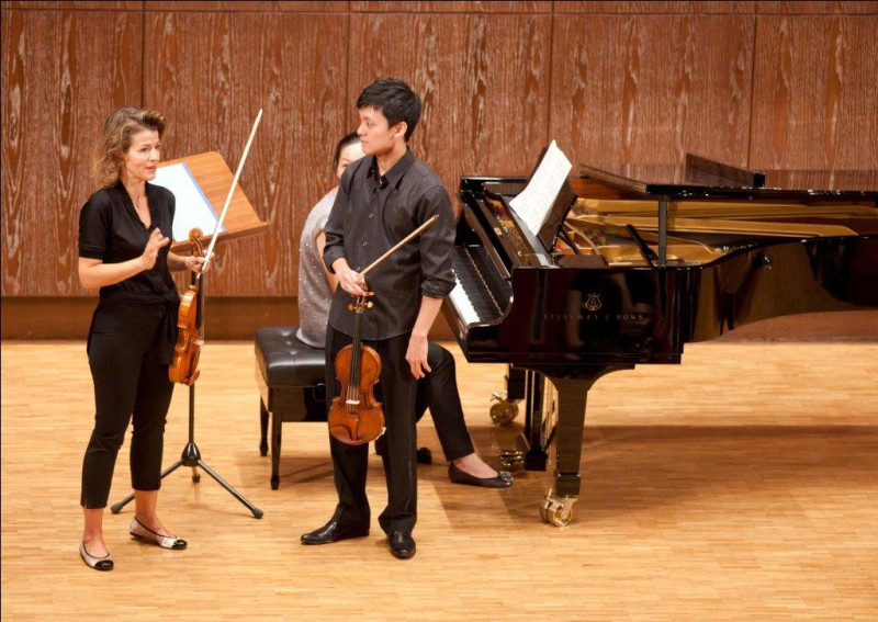 來台進行亞洲巡演唯一一場大師講習會的小提琴女神慕特指出，必須瞭解貝多芬、舒曼、布拉姆斯、舒伯特等德語系作曲家，他們音樂樂句與德語文之間的關聯性。圖：台灣賓士提供   