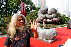 台灣藝術家康木祥8日介紹他這次參加上海藝博展出的巨型雕塑「源」。圖片來源：中央社   