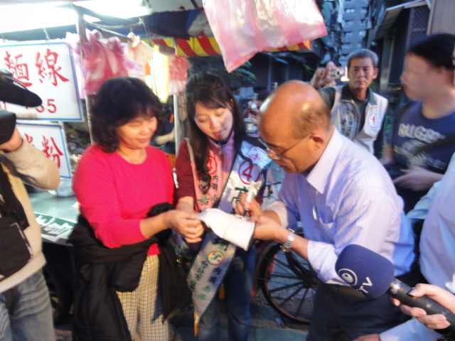 蘇貞昌到藍營票倉文德市場拜票，選民反應超乎預期。圖片：王鼎鈞攝   