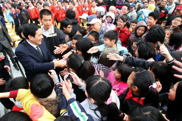 總統馬英九日前出席「苗北藝文中心」落成啟用​剪綵，民眾搶著跟總統握手。圖片來源：翻攝自馬英九臉書。   