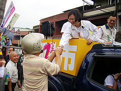 民進黨新北市長候選人蔡英文（右2）21日上午赴三峽展開車隊掃街拜票，1名騎士上前握手表支持。圖片來源：中央社   