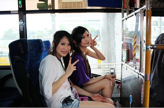 第一對hu's girl、雙胞胎姐妹陳珮瑜及陳珮涵以搭公車的方式擔任中國遊客的一日導遊。圖片來源：翻攝網站   