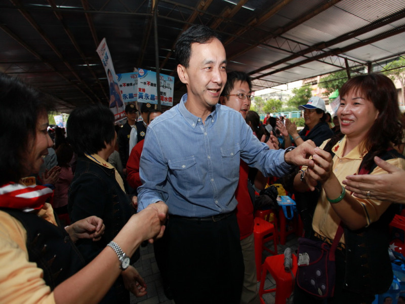 朱立倫30日現身於市議員候選人黃永昌的競選總部成立大會，現場民眾紛紛和其握手。圖片來源：朱立倫競選總部   
