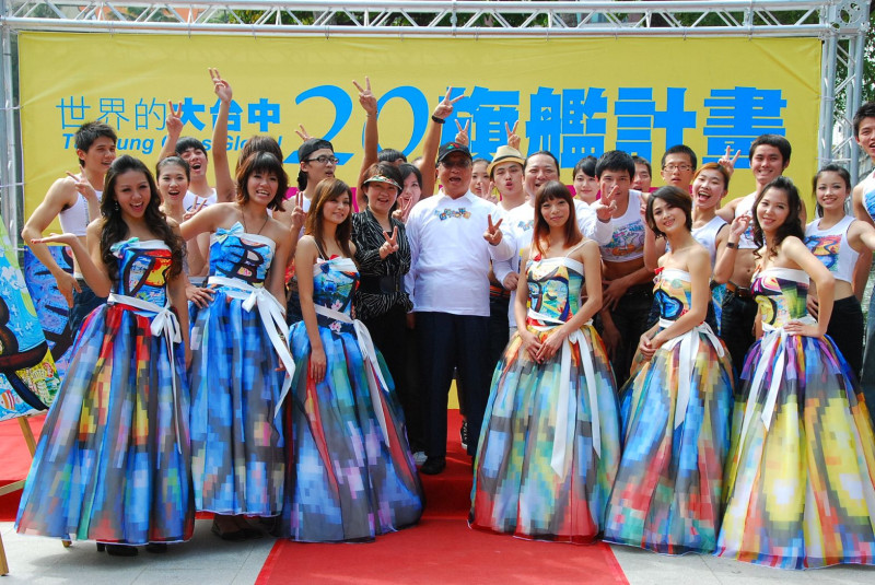胡志強競選總部青年軍穿上拓印政見藝術畫作的衣服出場，成為胡志強政見記者會上亮眼的風景。圖片來源：胡志強總部提供。   