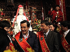 從大陸湄州來台的翡翠媽祖18日在大甲鎮瀾宮舉行安座大典，總統馬英九（前左2）參觀翡翠媽祖。圖片來源：中央社   