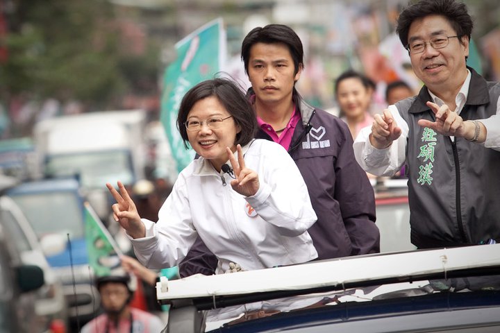 蔡英文在板橋進行車隊掃街拜票，向沿途的支持群眾比2號的手勢。圖片來源：翻攝自蔡英文臉書。   