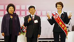 高雄市第一屆市長選舉公辦政見辯論會今天登場，陳菊、楊秋興和黃昭順(由左至右)同台較勁。圖片來源:中央社   