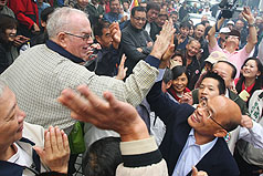 民進黨台北市長參選人蘇貞昌（前右）30日出席北投超越總部成立大會，與熱情的老外擊掌致意。圖片來源：中央社   