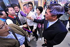 競選連任的台北市長郝龍斌（右），29日到選委會抽籤號次時，巧遇民進黨市議員莊瑞雄（左4），兩人相見握手互祝。圖片來源:中央社   