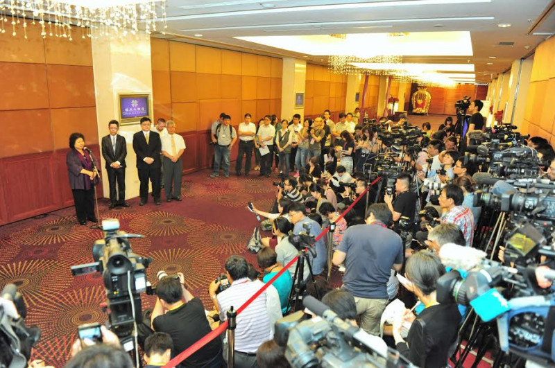 陳菊與張志軍27日會晤後，陳菊向記者說明會談內容。圖：高雄市政府提供   