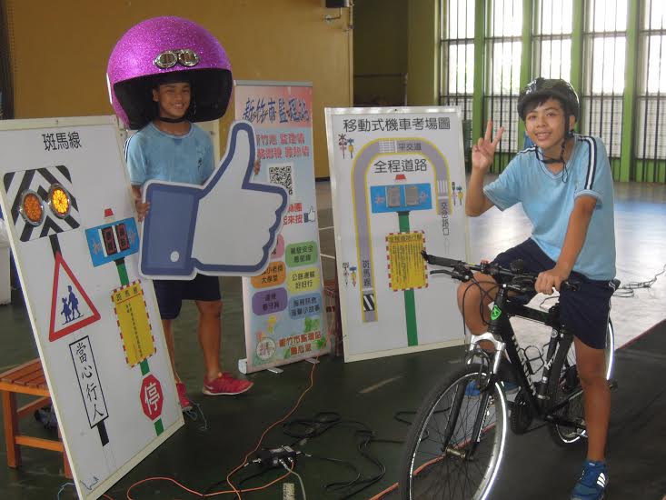 竹市南華國中把監理站的機車路考試備搬到學校讓學生體驗，是好玩又有趣。圖：南華國中提供   