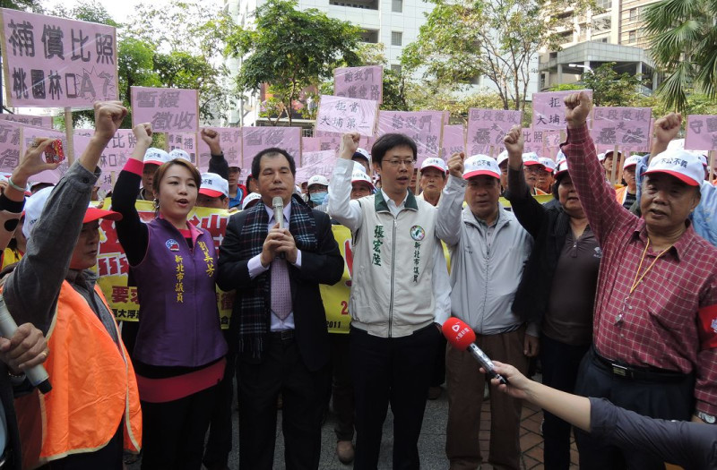 新北市板橋區大浮洲地區土地徵收自救會的百位民眾，今（20）日前往新北市政府陳情抗議，居民高喊「暫緩徵收！先安置！」、「拒當大埔第二」，希望新北市政府正視他們的居住權。圖2之1：陳冠廷/攝   