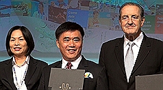 台北市長郝龍斌（中）與體委會主委戴遐齡（左）自國際大學體育總會長加里恩（ Claude-Louis Gallien）（右）手中，接下主辦2017年夏季世大運的授權書。圖片來源：中央社   