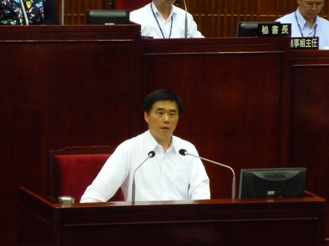 台北市長郝龍斌10日在北市議會進行完施政報告後，也針對文林苑事件訴說這兩星期以來的心路歷程。圖片：謝莉慧/攝   