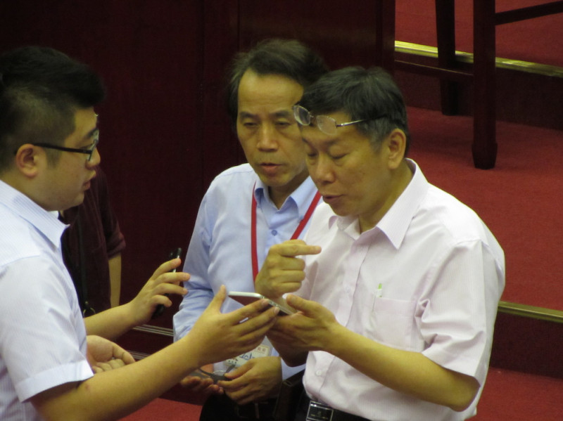 案發當時，台北市長柯文哲正在議會接受總質詢，一到休息時間，他立即拿起手機了解案情。圖：邱珮文/攝   
