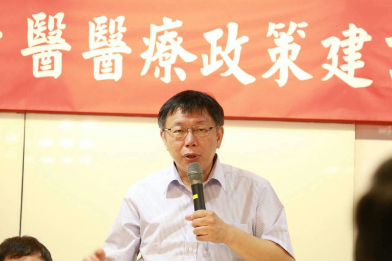 無黨籍台北市長參選人柯文哲今(31)天回應媒體詢問連勝文陣營疑有內鬼的看法時，柯P表示，他覺得不用想那麼多。圖：柯文哲競選辦公室提供   