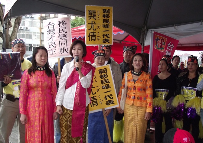 人民民主陣線黨推薦的龔尤倩主張「移民變同胞，台灣才民主」。圖：陳冠廷/攝   