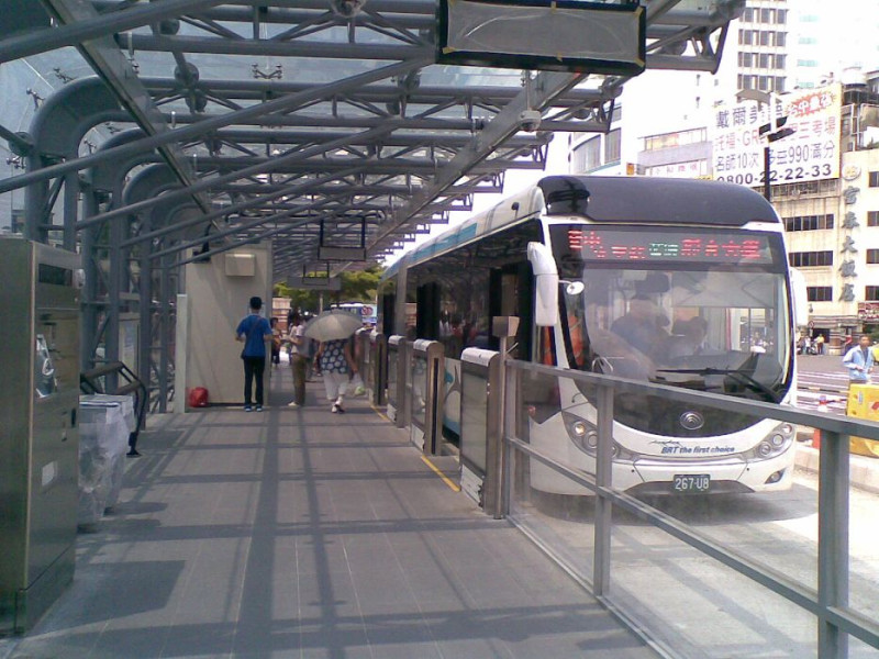 台中市上月上路的BRT公車，19日再傳出意外。圖：新頭殼資料照片   