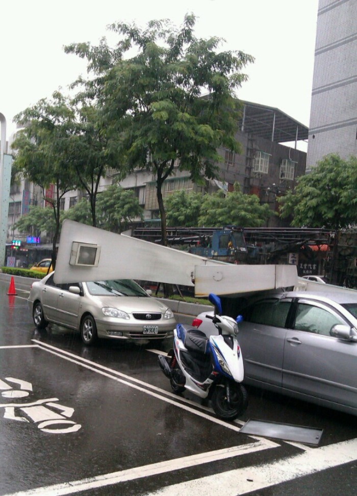2-1板橋區民生路二段與縣民大道交叉路口往台北市的方向，現場號誌無預警的倒塌，導致有3輛車被壓毀。圖：陳冠廷/攝   
