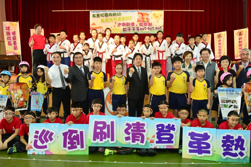 為防堵登革熱疫情在校園蔓延，台南市長賴清德等官員31日赴各國小進行登革熱防疫宣導。圖：黃博郎/攝   