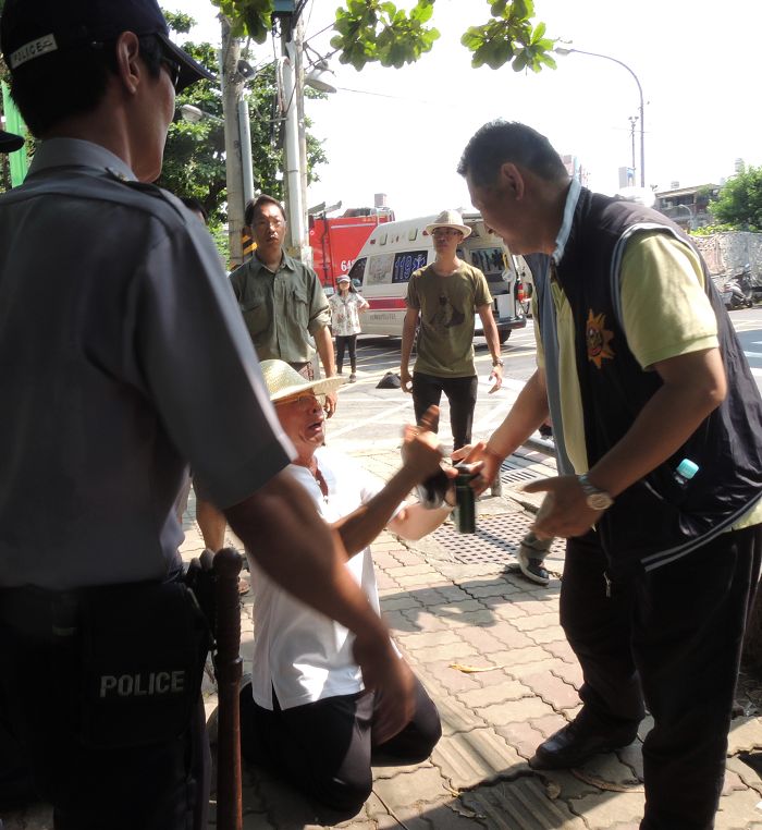 民眾突然向現場維持秩序的警方下跪，也讓警方傻眼。圖：陳冠廷/攝&nbsp;&nbsp;&nbsp;