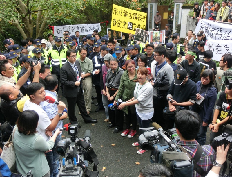 原訂今（16）日上午9點要依法執行拆除普安堂的行動，卻因普安堂的支持者與當地居民肉身阻擋而暫緩。圖3之3：陳冠廷/攝   