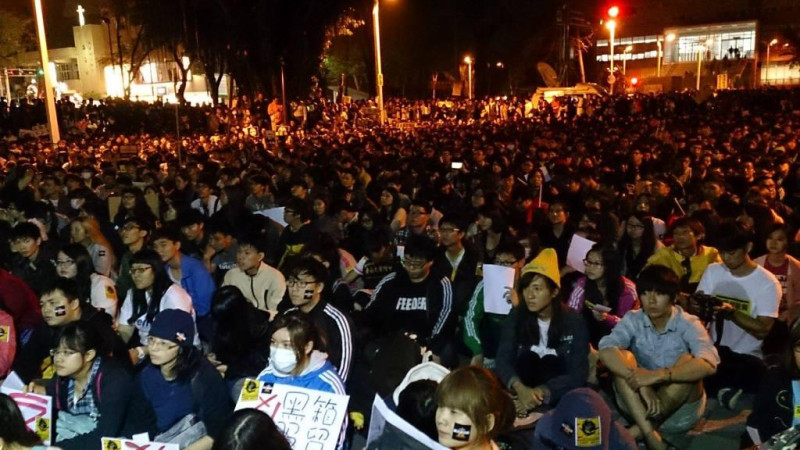 藉由臉書號召的台南反服貿行動，今晚湧入3千人，將成大南榕廣場擠得水洩不通。圖2之1：邱珮文／攝。   