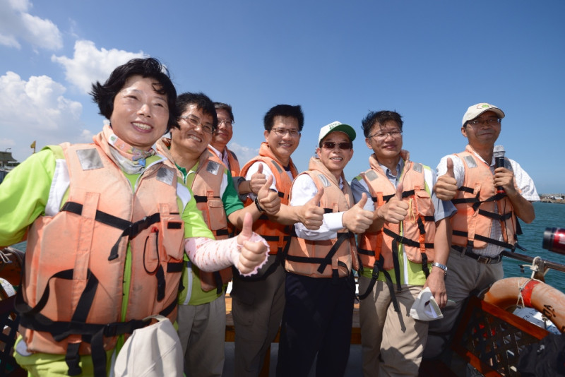 民進黨台中市長參選人林佳龍搭船看台中港，宣佈他的海線政策。圖：林佳龍辦公室提供   