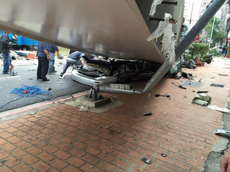 台中捷運施工10日傍晚發生鋼軌掉落意外。圖：台中林先生提供   