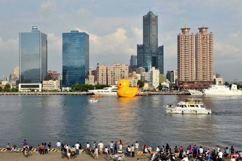 黃色小鴨組裝下水試航，吸引不少岸上民眾爭睹、拍照。來源：高雄市政府   