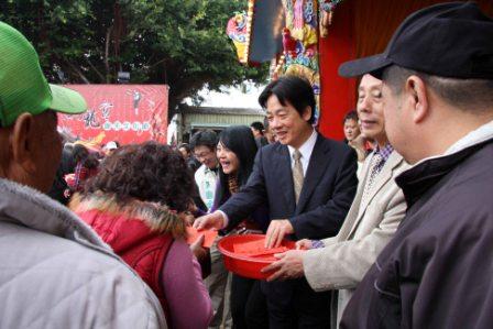 台南市長賴清德走春訪廟，並發送紅包，許多民眾紛紛跟賴市長請求拍照留念，並一度變成握手會，笑聲不絕而耳。圖片來源:台南市政府提供   