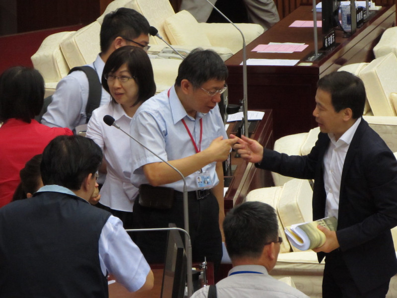 針對近日全台各高級學校串連反課綱行動，台北市長柯文哲12日下午在市議會備詢時表示，他的態度很中立，按照規矩來辦事，如果各校書評會的結果已經出來，學生不服氣應該要找書評會，不是找教育局、市長室。圖：劉奕霆/攝   