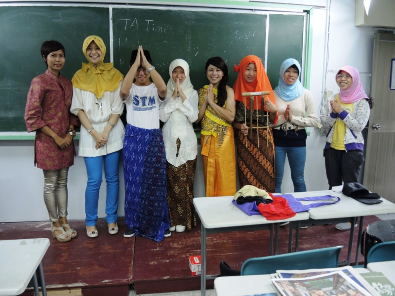 國立台灣海洋大學師生邀請新移民上台講課，在課堂上穿上印尼穆斯林服飾體驗異國文化。圖：賴品潔/攝   