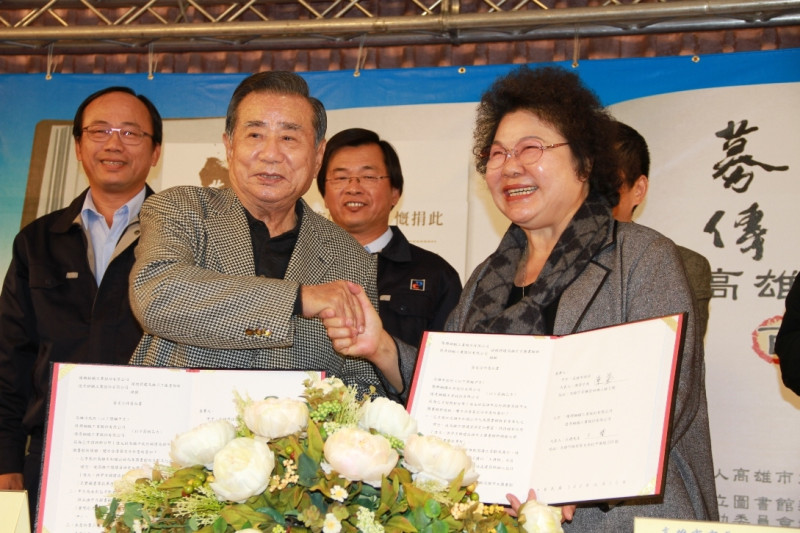 王隆興代表父親王禮捐出1億元給新圖書總館，由市長陳菊代表受贈。圖片來源：高雄市政府提供。   