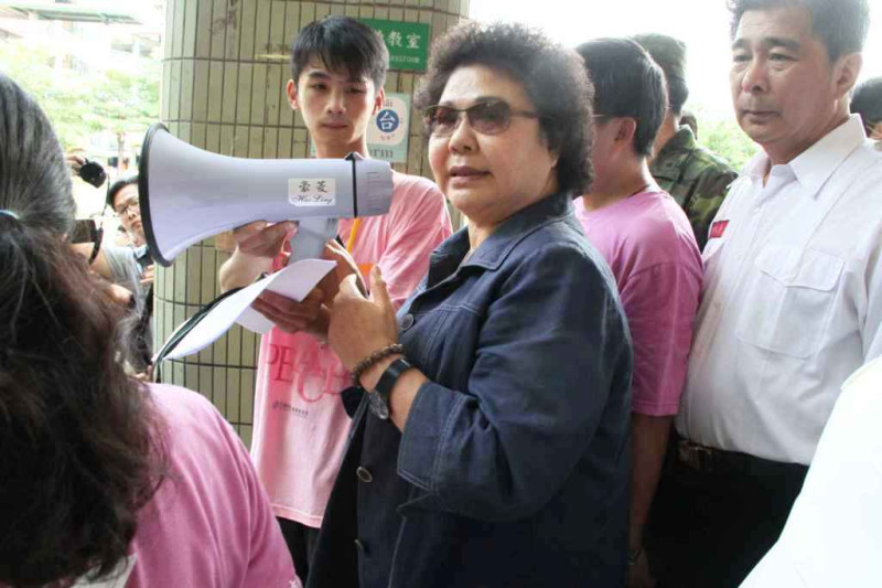 媒體詢問陳菊，指沿線住戶都很擔心這些危險管線會繼續回埋嗎？陳菊對此表示，市府的原則是「市民的生命財產安全為最高原則」、「沒有安全就沒有管線可言」。圖:高雄市政府/提供   