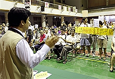 「台南市政府與鐵路地下化拆遷戶溝通互動座談會」23日晚間在台南開元國小禮堂登場，市長賴清德（左）親自出席溝通，部分反對拆遷的住戶在現場舉牌抗議。圖：中央社。   