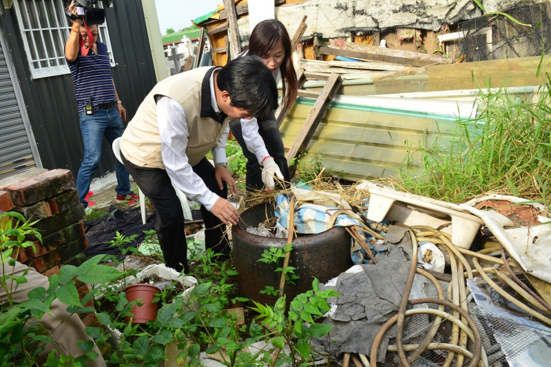 台南市長賴清德也親自上陣，呼籲民眾清理病媒蚊孳生源。黃博郎/攝   