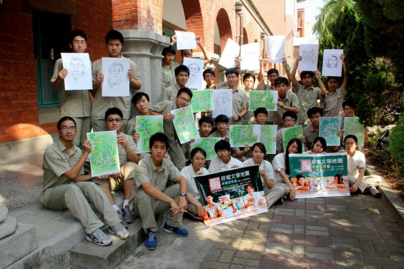 台南一中科學班學生追尋文學家的足跡，拍了上萬張照片，寫下25萬字，辛苦完成「府城文學地圖」一書。圖：黃博郎/攝   