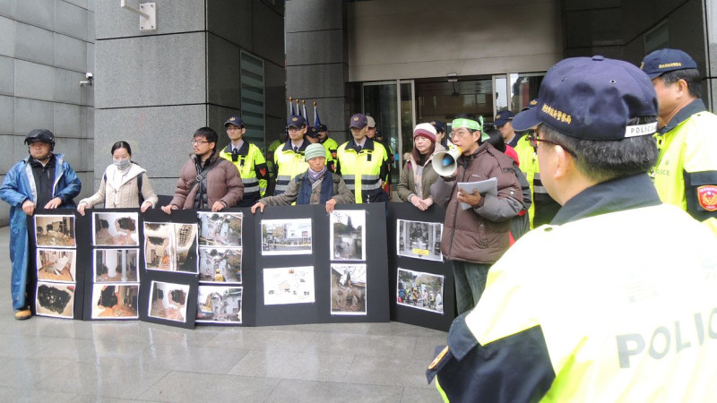 台灣護樹團體聯盟發言人潘翰疆今（24）日與護樹團體到新北市府抗議，控訴新北市長朱立倫毀文資、毀老樹的粗暴行徑。圖2之1：陳冠廷/攝   