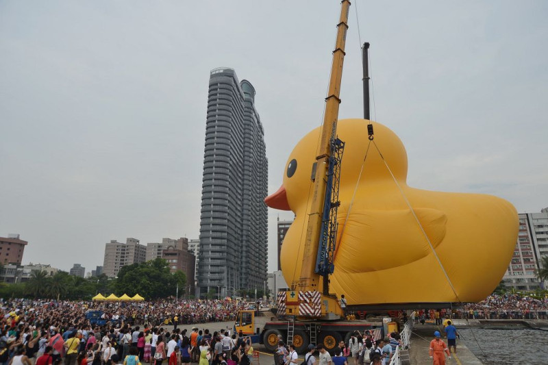 黃色小鴨Rubber Duck進駐高雄光榮碼頭，吸引大批賞鴨人潮，引來國際媒體關注，美、日、歐等全球知名媒體都大篇幅報導。圖片來源：高雄市政府提供。   