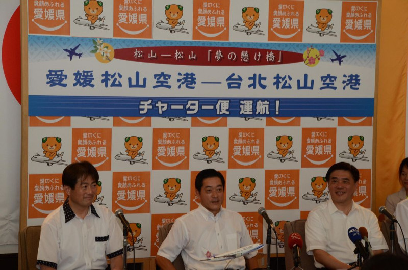 台北市長郝龍斌今日出席日本愛媛縣舉辦的「松山to松山包機直航」記者會，宣布台北市與愛媛縣兩地同名松山機場的包機直航，將於10月11日對飛。圖：台北市政府提供。   