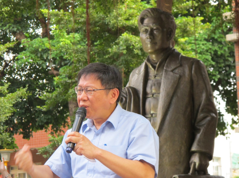 無黨籍台北市長候選人柯文哲站在蔣渭水銅像前，憤怒反擊國民黨抹黑戰術。圖：林朝億/攝   