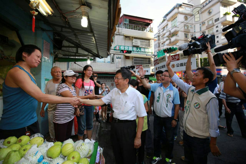 無黨籍台北市長參選人柯文哲今(2)日上午一大早便前往文山區恆光市場拜票。圖：柯文哲辦公室提供   
