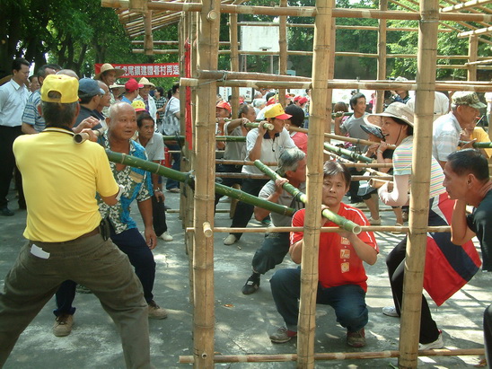 扛竹管厝是後壁寮當地的一種民俗文化。圖片來源:高丹華提供。   