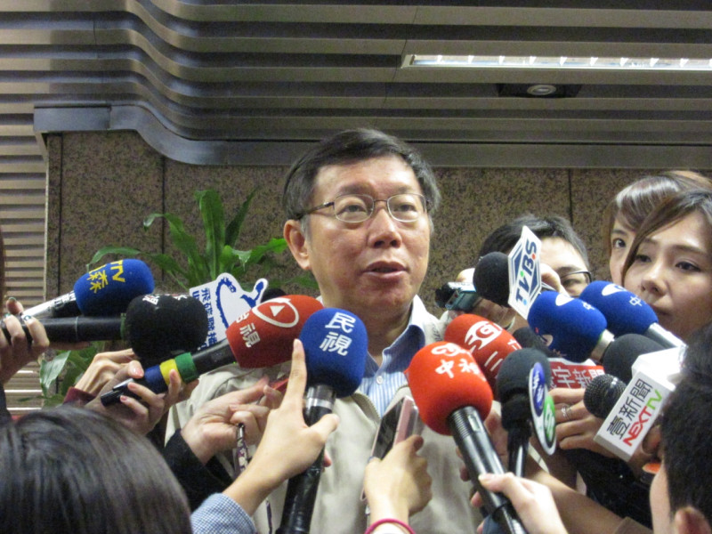 對於遴選制度遭外界批評，台北市長當選人柯文哲今(10)日上午受訪時表示，制度有好有壞，「不管怎樣總比市長關在裡面，點一個出來好」。圖：劉奕霆/攝   