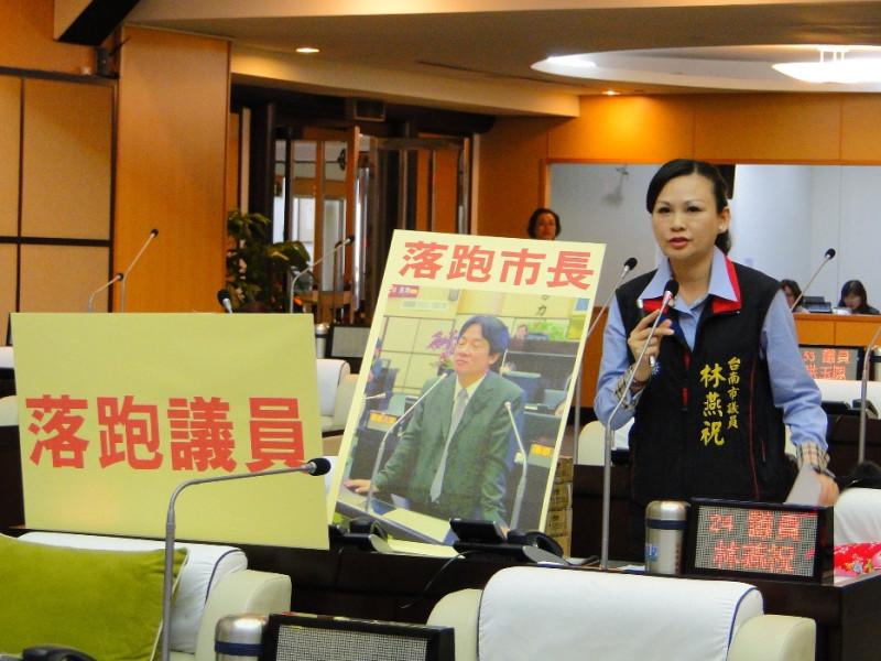 國民黨台南市議員林燕祝等人5日輪番上台，批評缺席議會臨時會的台南市長賴清德。圖：黃博郎/攝   