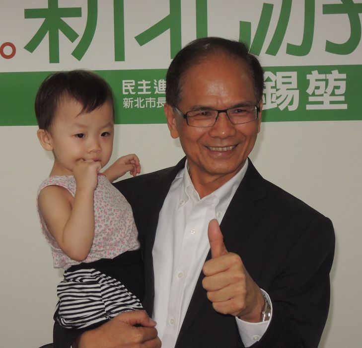 游錫堃為人津津樂道的「宜蘭經驗」、「台灣水牛」般刻苦耐勞精神深烙人心，加上是透過黨內的機制的勝出，又喊出「世代合作」的口號，母雞與小雞相輔相成的加持下，還是有一搏的機會。圖：陳冠廷/攝&nbsp;&nbsp;&nbsp;