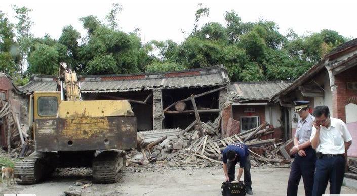 台中市定古蹟瑞成堂遭怪手拆毀，現場面目全非。圖片來源:江慶洲提供   