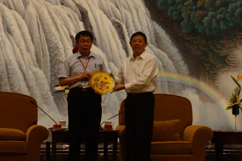 楊雄贈送給台北市政府的禮物，是一個名為白玉幽香的漆盤。圖：劉奕霆/攝   